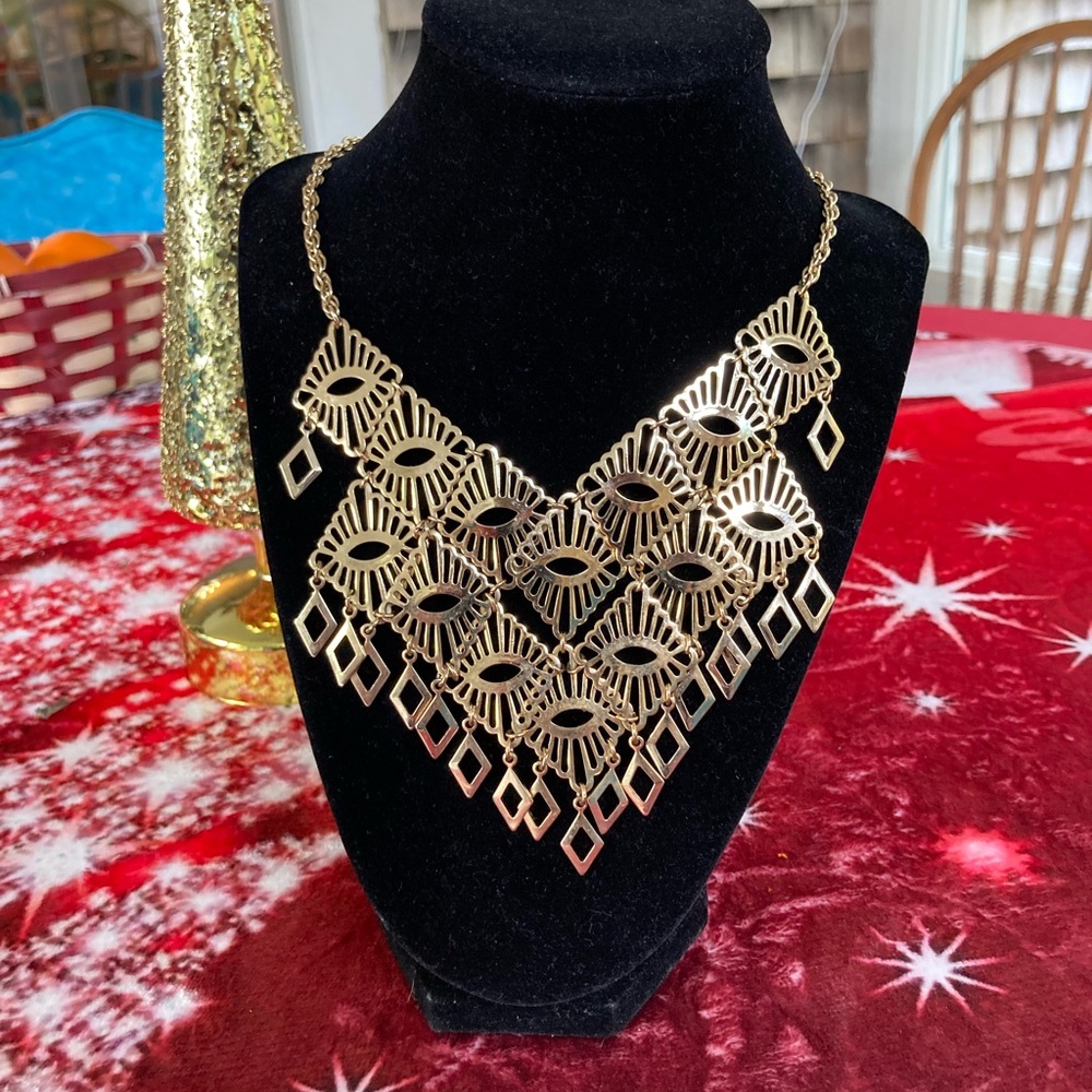 1975 Sarah Coventry gold tone bib necklace.